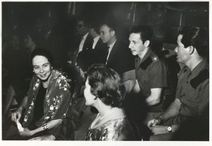 Comunistas y fanáticos de la ópera, abril de 1959