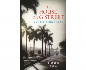 Lisandro Pérez lee de su libro The House on G Street: A Cuban Story