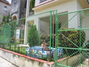 Casa pintada, jardín y piscina