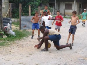 Un partido de fútbol espontáneo con miembros del clan Guerra en Las Ovas, Pinar del Río - 2008